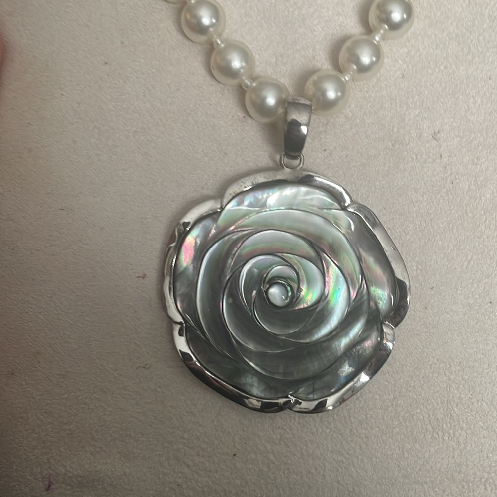 Vintage Pearl Necklace with Detachable Rose Pearl Clip - Picture 3 of 4